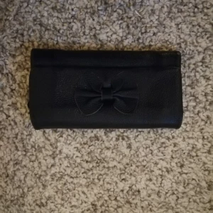  - Plånbok i skinn. Marinblå. Rosett på framsidan 