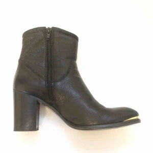  - Ankelboots i svart skinn med gulddetalj i tån, från fina märket Clou, strl 37, klackhöjd 7 cm. Använda max fem gånger, Toppenskick! Väldigt sköna och mjuka. Nypris cirka 1300kr.  