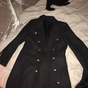  - Fin långkappa från zara med gulddetaljer. Använd 1 höst  Nypris :1200 Mitt pris : 400