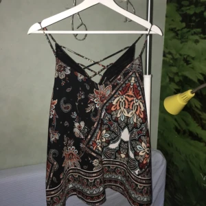  - Mönstrat linne från river island med detalj i ryggen. Frakt 35kr