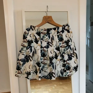  - Delvis plisserad kjol i coolt blommönster 🌺 skön och inte för kort! 