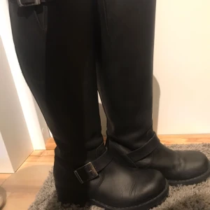  - Äkta Johnny Bulls i jättefint skick, inga skador på den svarta färgen. 