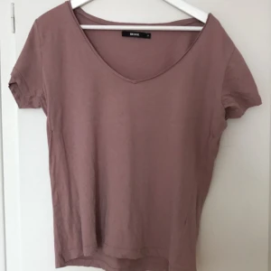  - Kortärmad tröja från Bikbok.  Köparen står för frakten. 