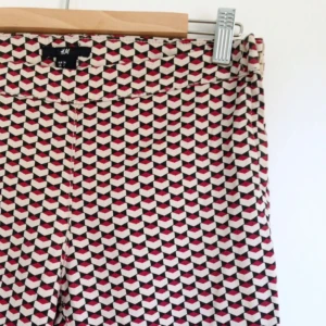  - Byxor i göttigt retromönster! Röd och vit. Storlek: 36 Märke: H&M  • ~🌸🌺🌸~ Priser alltid diskuterbara! Möte i Sthlm/Köpare står för frakt Swish/Bank/Paypal/Cash is Queen 👑 ~🌸🌺🌸 •
