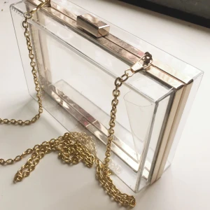  - Supercool transparent väska i hård plast, smått repig men det är inget som stör. 18x12 cm 🌟 