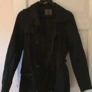  - Trenchcoat från VILA. Fint skick, använd max 5 ggr. Nypris 699