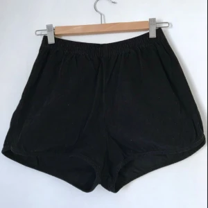  - Svarta shorts i manchester från American Apparel! Resår i midjan, liten ficka bak.  Storlek S, 100% bomull. Legat med ylle, så litet luddiga, men det fixas förstås vid sälj. Supergulliga!  Kan mötas i Stockholm eller skicka mot fraktkostnad! ✨🌸✨