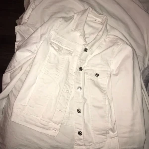  - Vit jeansjacka från Mango, storlek s!