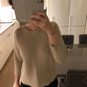  - Tröja från H&M storlek xs men passar även s. Pris 50kr 👍