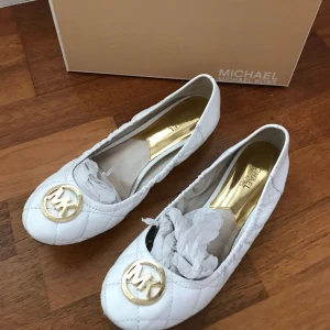  - Ballerinaskor i vitt läder med gulddetalj från Michael Kors. Pga små slitningar i lädret säljes de billigt, nypris runt 1000kr. Kartong medföljer såklart. Vid snabb affär går jag ner ytterligare i pris.
