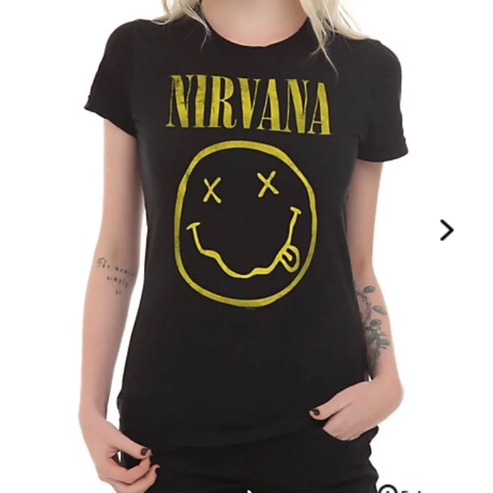 Jättefin Nirvana tröja köpt från hot topic för ca 3 år sedan. Den passar mer som en L, men passar också bra som oversized på mindre personer. Bara använd ett fåtal gånger. Köparen betalar frakten :). Toppar.
