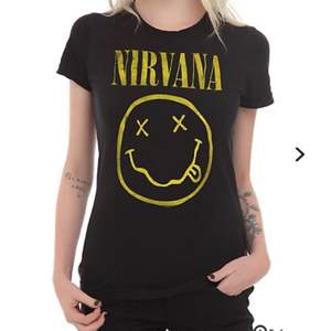 Jättefin Nirvana tröja köpt från hot topic för ca 3 år sedan. Den passar mer som en L, men passar också bra som oversized på mindre personer. Bara använd ett fåtal gånger. Köparen betalar frakten :)