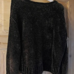  - Mjuk mossgrön tröja, kortare i passformen. Knappt använd. 