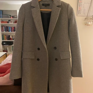 Grå kappa  - Kappa från Zara. Köpt för flera år sedan men använt kanske 5 gånger. Storlek xs. Kappan slutar 5 cm över mina knän, jag är 169. 