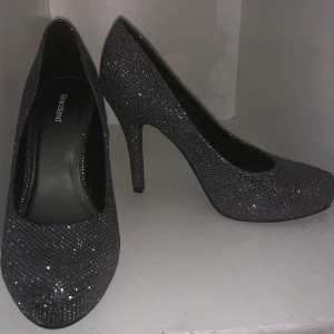 Klackar✨✨ 👠  - Grå/silvriga klackar