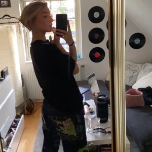 Evisu byxor - Storlek 36. Jag är 173 och dom hänger ner på mina skor. Märket och det på sidan är inbroderat. Det är budgivning!