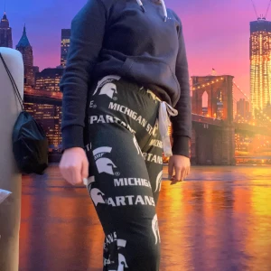 Ett par sköna mjukisbyxor - Ett par mjukisbyxor som inte kommer till användning hemma hos mig för att jag har för många.”, din är köpta i yta vilket gör att det blir svårt att säga vart dom kommer ifrån och vilken storlek. Köparen står för frakten 