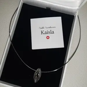 Fin halsband av märket Lumoava, finsk design av Heikki Hartikainen. Modellen heter Kaisla. Storlek ca 2cm×1cm. Silver. 