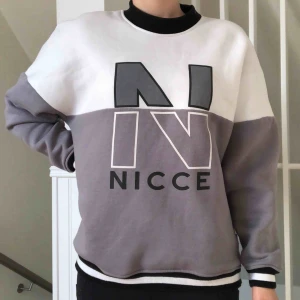  - Super skön och mysig jumper från NICCE strl. XS   Väldigt bra skick förutom en mycket ljus fläck på ryggen som syns på bild 2. (Går bort med fläckborttagning)   Du som köpare står för frakt ❤️