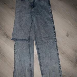 Nakd jeans  - Jeans i en modell som är väldigt raka så man får lite större byxor. Ett hål över knät. Tajta runt rumpan och midjan. Storlek 34 men lite stora i storleken enligt mig. 
