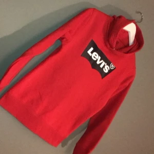Levi’s hoddie - Röd hoddie, köpt på Levi’s i New York. Köpare står för frakt.
