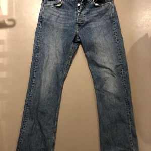 Hope rush denim - Hope rush denim i size 30, har slitningar på bakfickorna och längst ner