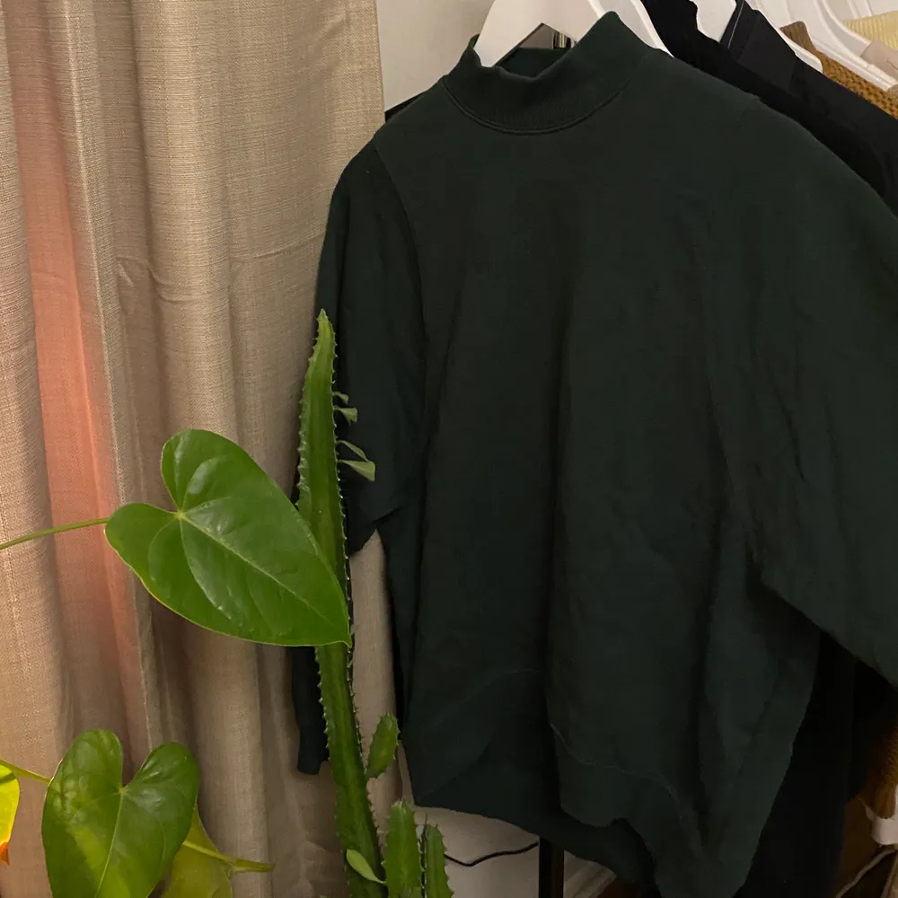 En mörkgrön sweatshirt i en oversized storlek. Storleken är XS men passformen är som S. Kragen går högre än en vanlig tröja men ändå inte polo. Älskar det! Den är i nyskick. betalas med swish✨. Tröjor & Koftor.