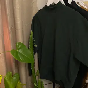 En mörkgrön sweatshirt i en oversized storlek. Storleken är XS men passformen är som S. Kragen går högre än en vanlig tröja men ändå inte polo. Älskar det! Den är i nyskick. betalas med swish✨