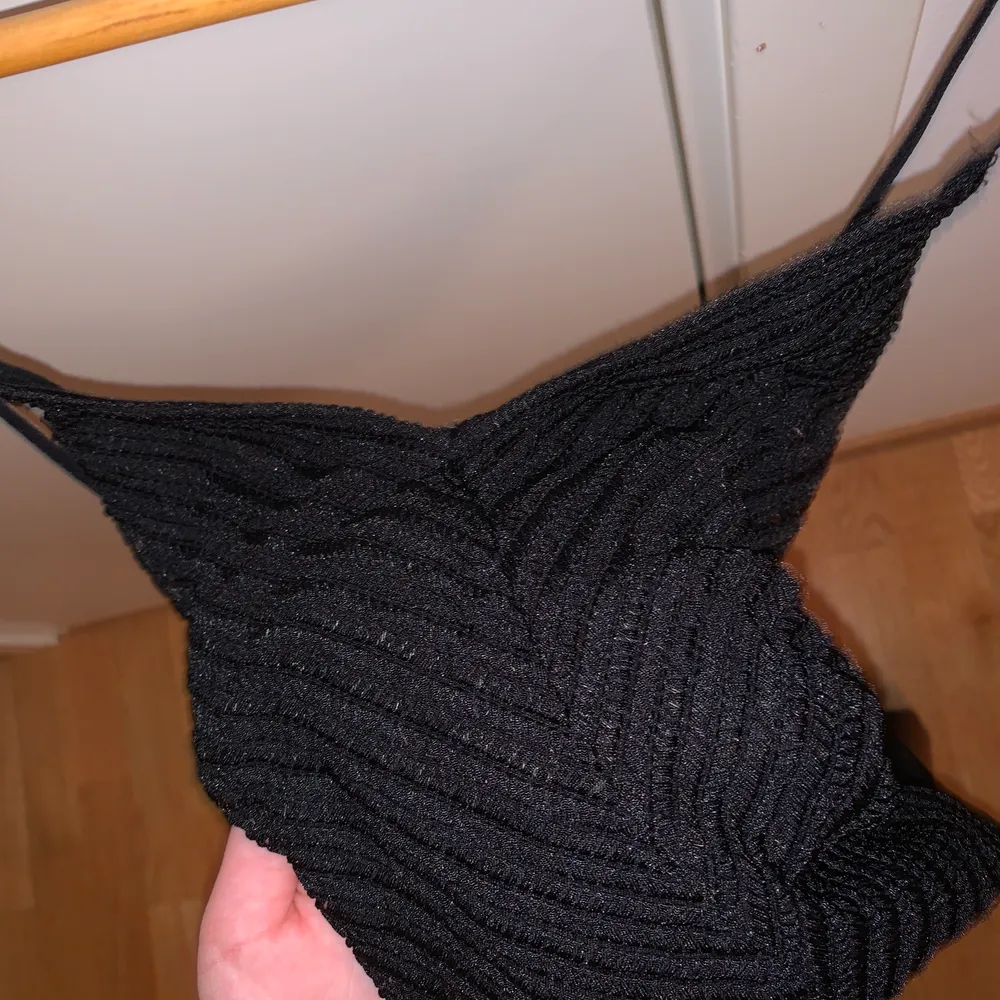 Supersnygg svart festklänning från bikbok i storlek s. Säljer då den aldrig kommer till användning (även innan covid). Det är ett mönstrat tyg överst som syns på sista bilden. 90 kr + frakt. Klänningar.