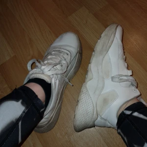 Vita sneakers  - Lite smutsiga vilket går att tvätta bort. Annars inga fel
