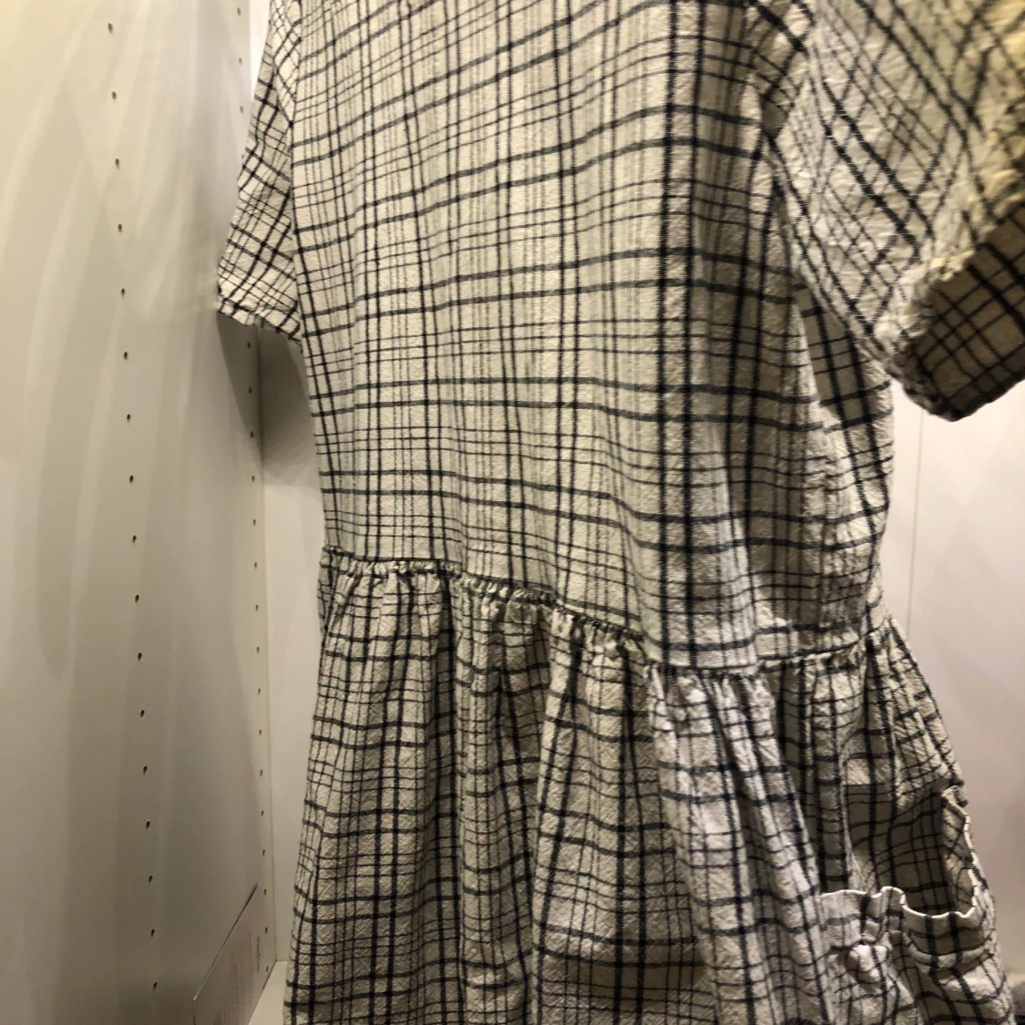 Svartvit klänning i tuffare material - 91