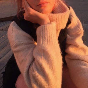 Stickad tröja - En beige stickad tröja, man ser fin ut i den, lite kortare i modellen