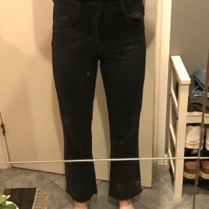 Mörkgrå Jeans från ginatricot  - Ett par mörkgrå jeans från ginatricot , croppade i benen, storlek M . Använda några gånger men i bra skick!