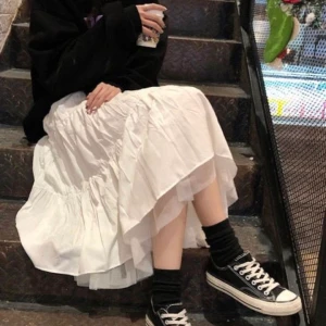 Lång tjol - (Första bilden är lånad men den är väldigt lik)Flowy lång vit tjol. Jag köpte den för några Måsberget sedan men har aldrig kommit till andvändning. Den är inte riktigt min stil längre. Köparen står för frakten <3