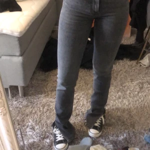 Zara jeans, stl 34  - Jättesnygga och populära jeans från zara. Startbud 120kr 💘💘💘 buda i kommentarerna eller skriv till mig. Köp direkt för 200kr 💘