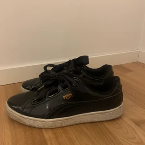 Puma sneakers  - Snygga blanka sneakers från puma De är använda och det finns några defekter (se bild 2 och 3). Annars i väldigt bra skick och passar till så mycket. Snörerna är i siden. Hör av er vid frågor eller fler bilder❤️ Kan frakta om man står för kostnaden 🚚