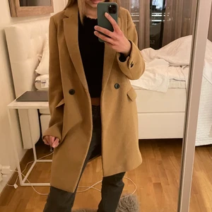 Kappa/ jacka  - Super fin kappa från zara. Storlek XS, men oversized i modellen som ni ser på bilden. Nästan aldrig använd, bra skick och varm. 💗💗