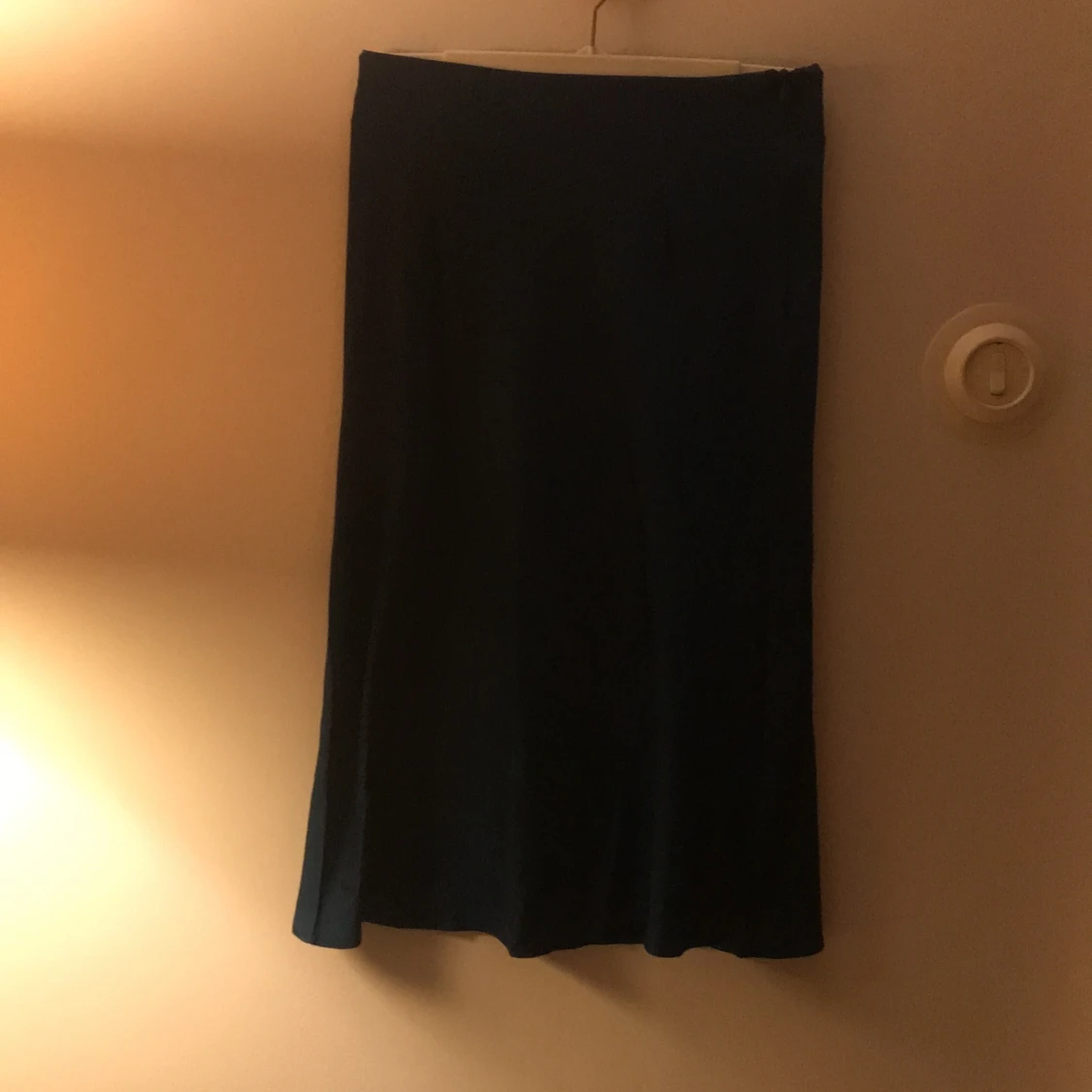 Blå ”satin” kjol - 90