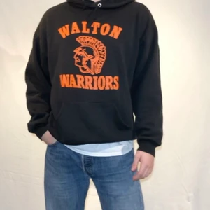 Vintage Hoodie - Vintage hoodie med tryck på magen, boxy passform skick: 8/10 