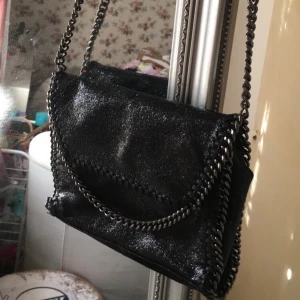 Väska🖤 - En jätte fin väska som jag aldrig använt. Har även en i rosa (se nästa inlägg)Köp båda två för 100kr eller en för 65. Köpare står för frakten BUDA FUNKAR OM FLER VILL HA DEN