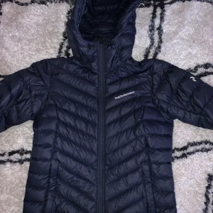 Peak performance jacka Dam - Säljer min peak performance jacka som är i färgen blå. Den är i väldigt bra skick då jag inte använt den så mycket utan bara några få gånger under en vintersäsong. Väldigt snygg jacka som jag vuxit ur. Frakt ingår i priset.