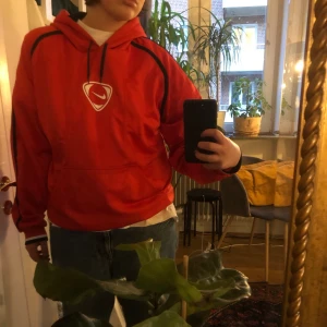 Röd nike hoodie - Snygg tröja, i bra skick:) Köparen står för frakten! Buda!