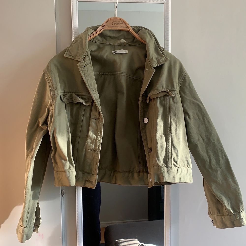 Snygg kortare grön jeansjacka från ginatricot storlek M, använd men i bra skick ser dock lite skrynklig ut men det går och fixa! Pris 100 kr plus frakt 60 eller annan valfri💚. Jackor.