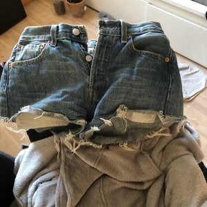 Jeansshorts  - Säljer mina fina jeansshorts pga att jag inte gillar korta shorts! De är verkligen jättefina o får röven att se go ut. De är i nyskick och bara använda max 3 ggr :)
