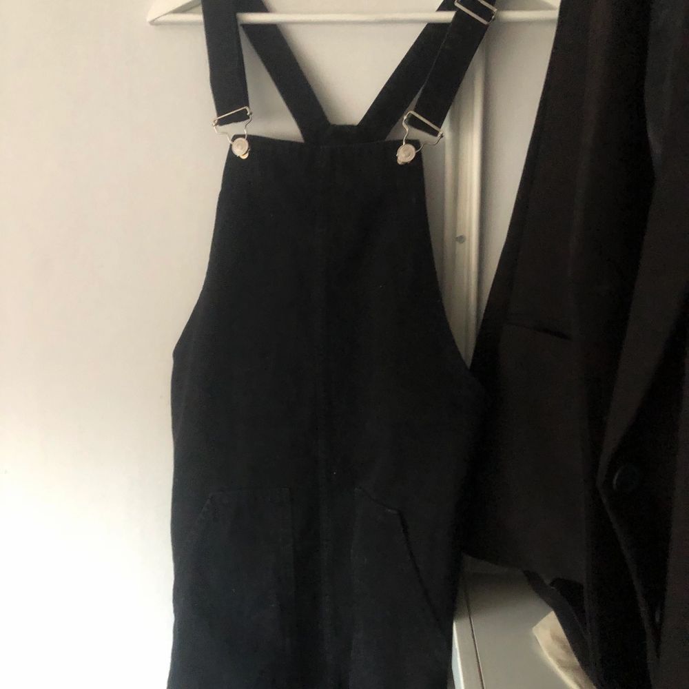 En svart hängselklänning från stradivarius i storlek 36. Sparsamt använd och i väldigt fint skick 💗. Klänningar.