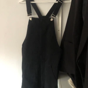 Svart hängselklänning i storlek 36 - En svart hängselklänning från stradivarius i storlek 36. Sparsamt använd och i väldigt fint skick 💗