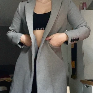 Stilig kappa - Super stilig och fräsch kappa från veromoda! Fodrad så funkar att använda redan nu, varm och mysig. 