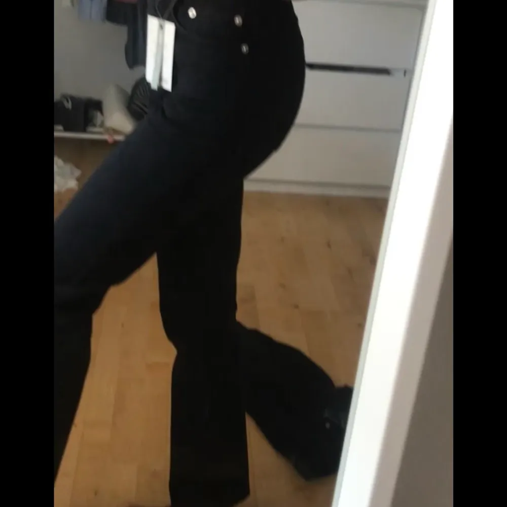 Svarta straight jeans från Arket. På mig som är 170cm är de lite korta. Passar kortare ockås beroende på hur man vill de ska sitta. 🤍🤍. Jeans & Byxor.