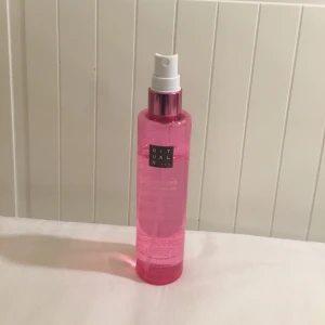 Body mist från rituals... - Använd ganska lite som ni ser❤️💖