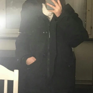 Canada goose  - Säljer min Canada goose. Köpt för 7000. Storlek S men passar som xs beror på hur man vill att den ska sitta själv har jag xs. Fick den under julafton o har använt den runt 10 gånger men har varit väldigt försiktig. På bilden Jan den se smutsig ut men spegeln är bara smutsig. Om du vill ha mer bilder så  kan du fråga. Stl S